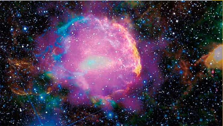 Это изображение остатков сверхновой IC443 (Туманность Медузы) является комбинацией изображений, полученных в разных диапазонах длин волн. С помощью обсерватории «Ферми» было зарегистрировано жесткое гамма-излучение (пурпурный цвет), излучение в видимом диапазоне (желтый цвет); с помощью космического инфракрасного телескопа «WISE» – инфракрасное излучение в различном диапазоне: с длиной волны 3,4 мкм (синий цвет), с длиной волны 4,6 мкм (голубой цвет), с длиной волны 12 мкм (зеленый цвет), с длиной волны 22 мкм (красный цвет). Голубые петли отмечают границы, на которых происходит взаимодействие остатков сверхновой с плотным облаком межзвездного газа. Credit: Nasa/Doe/Fermi lat collaboration, Tom Bash and John Fox/Adam Block/Noao/Aura/Nsf, JPL-Caltech/Ucla