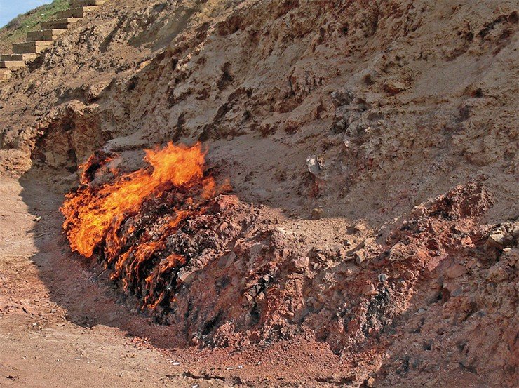 Горящие газовые струи – «вечные огни» грязевого вулкана Янар-Даг. Апшерон, 2008 г. Фото Е. Вапника