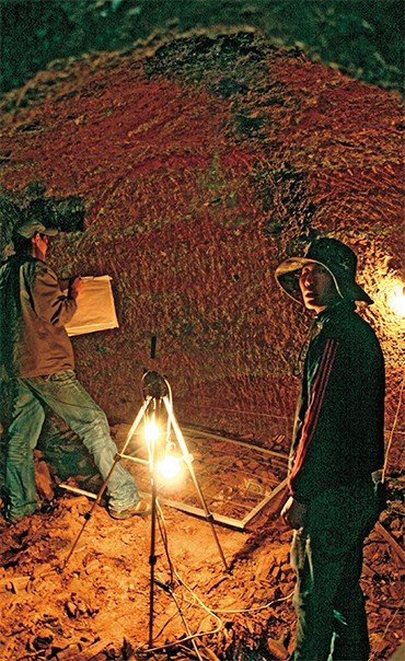 Для работы в погребальной камере от генератора провели электрическое освещение, чтобы участники экспедиции смогли составить план камеры и зарисовать находящиеся в ней предметы