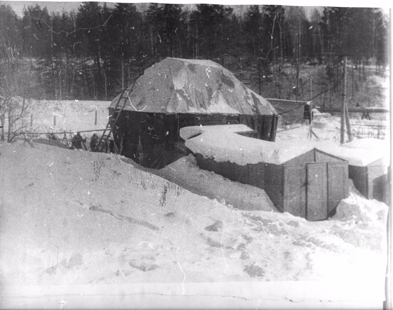 Одно из рабочих помещений в Золотой долине. Зима 1958-1959 гг.