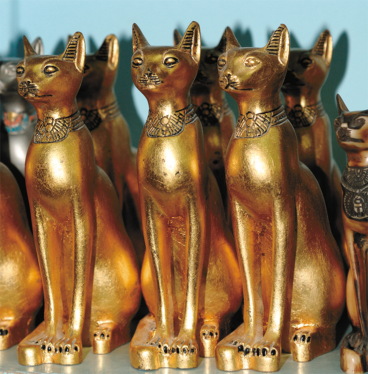 Бронзовые статуэтки кошек в современном египетском магазине сувениров. © Е. Кожевников – stock.adobe.com