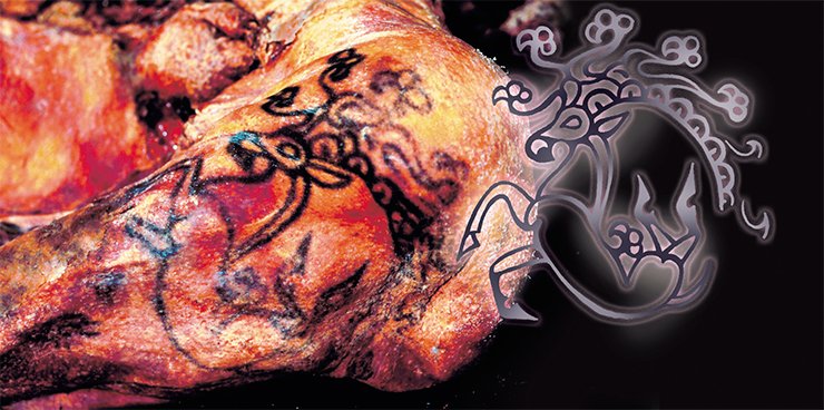 Татуировка на плече женщины, погребенной в кургане 1 могильника Ак-Алаха-3. Музей ИАЭТ СО РАН