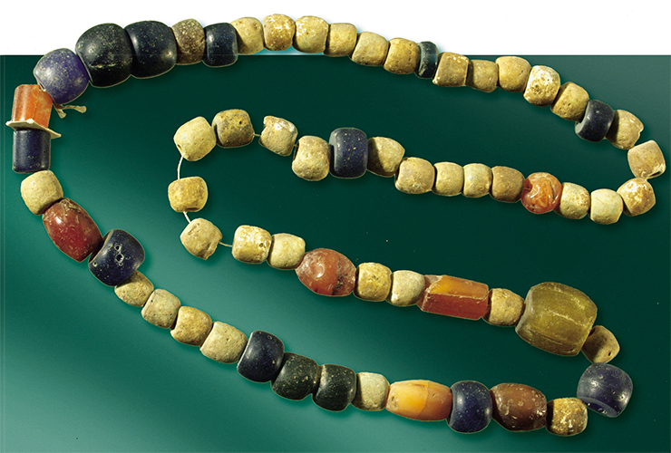 Комбинированное ожерелье из цветного стекла, стекловидной пасты, халцедона и сердолика