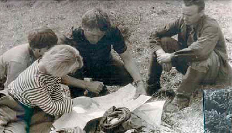 Вера Михайловна Чайка, н. с. лаборатории лекарственных растений (слева) и И. М. Красноборов (в центре) намечают маршрут экспедиции Западный Саян, Оленья речка, 1966 г. 