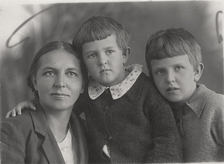 З. Д. Ковальская с дочерьми Мариной и Галиной в эвакуации в Алма-Ате. Фотография была отправлена в Казань, куда был эвакуирован ИХФ. 1941 г.