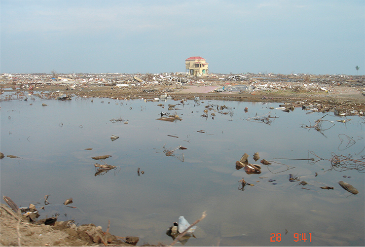 Город Банда-Ачех на севере Суматры был разрушен до основания ударом цунами 26 декабря 2004 г. От его северных кварталов, примыкавших к портовой части города, не осталось ничего. Фото автора