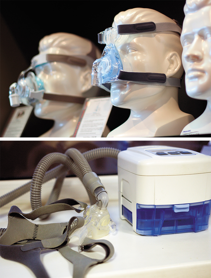Для СРАР(СИПАП)-терапии производятся различные носо-ротовые маски, которые можно подобрать к лицу практически любого размера и строения (вверху). Фото Р. Тайсе. © CC BY-SA 2.0. Этот прибор для искусственной вентиляции легких предназначен для проведения СРАР-терапии (внизу). Суть метода в том, что с помощью портативного компрессора через маску в верхние дыхательные пути под постоянным положительным давлением подается воздух. Это препятствует спадению верхних дыхательных путей, что предотвращает возникновение обструктивного апноэ. Уже с первых дней такого лечения у пациентов нормализуется сон и улучшается самочувствие. Постоянное использование аппарата снижает риск развития инфарктов и инсультов, осложнений диабета и злокачественной гипертонии. Фото М. Бочкарева