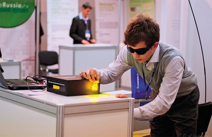 С помощью нового оптического прибора можно быстро и точно определять химический состав вещества даже сквозь упаковку. На фото – Д. А. Гаврилов, один из создателей прибора, демонстрирует его возможности на выставке «РусНаноТех-2010» (Москва) 