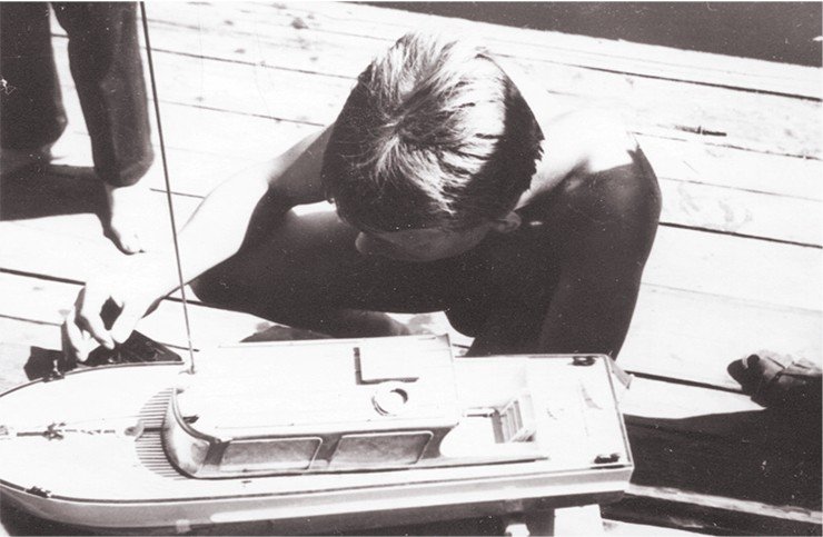Валентин Пармон со своей радиоуправляемой моделью на республиканских соревнованиях. Минск, 1964 г.