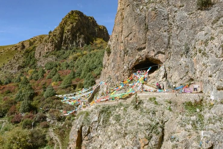 Вход в пещеру Байшия – около 5 м в высоту и 7 м в ширину. Это и знаменитая буддийская святыня, и известное туристическое место