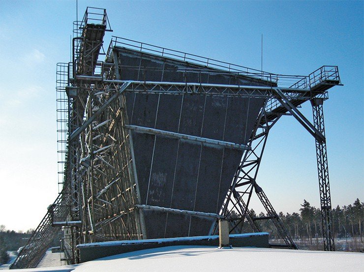 Размеры антенны Иркутского радара НР (на фото) составляют 240 м в длину, 12 м в ширину и 20 м в высоту
