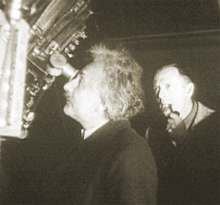 А. Эйнштейн и Э. Хаббл рядом со 100-дюймовым телескопом в обсерватории Маунт Вильсон, Южная Калифорния. Январь 1931 г. Калифорнийский технологический институт (Пасадена, США). Courtesy of the Archives, California Institute of Technology