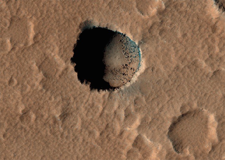Один из провалов в марсианском грунте, возможно, карстовой природы. Credit: NASA /Jet Propulsion Laboratory/University of Arizona