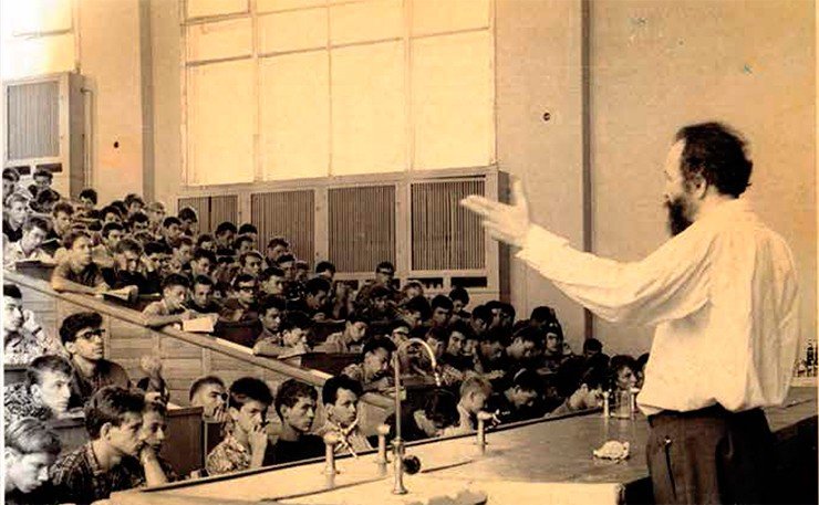 Лекция профессора А. А. Ляпунова в Большой физической аудитории Новосибирского государственного университета. Фото из музея НГУ
