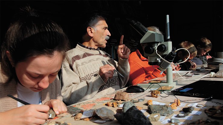 Detailed study of artifacts from the Denisova Cave under the leadership of Professor A. K. Agadjanian (The Institute of Paleontology RAS, Moscow)