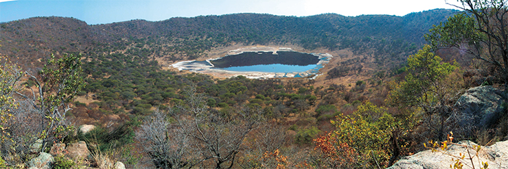 Метеоритный кратер Цванг в Южной Африке диаметром более 1 км сегодня заполняет соленое озеро. Кратер образовался около 220 тыс. лет назад