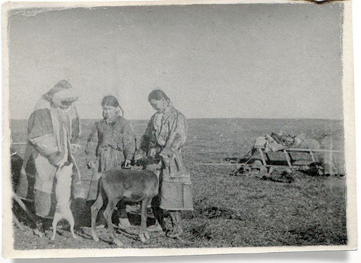 Лето 1942 г. В гостях в Танином чуме. Варю встречают две жены Худи Хасова (Ольга справа) и Понька