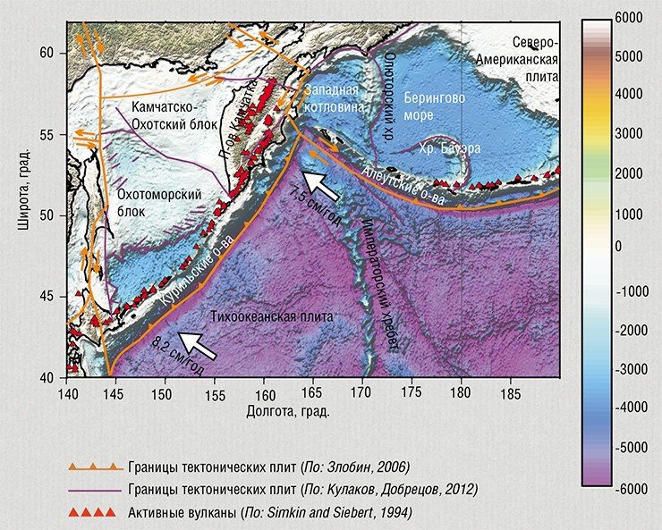 На карте отмечены основные тектонические элементы в Курило-Камчатском и Алеутском регионах, в первую очередь глубоководные желоба – места, где Тихоокеанская плита, двигаясь со скоростью 7,5—8,2 см в год, начинает свое погружение под Камчатку, Курильские и Алеутские острова