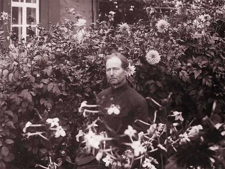Талантливый человек талантлив во всем. А. К. Томсон в цветнике около своего дома. Иркутск, 1930-е гг. Иркутский областной краеведческий музей имени Н. Н. Муравьева-Амурского