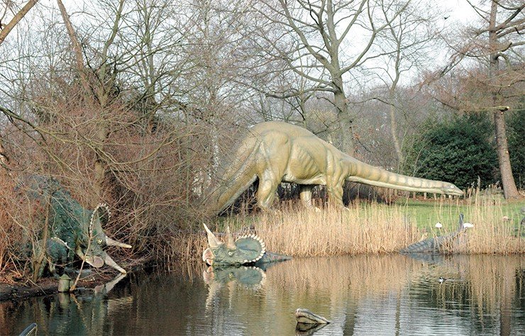 Постоянный интерес посетителей зоопарка вызывают скульптурные изображения нескольких динозавров, выполненных И. Палленбергом в 1908—1909 гг. в натуральную величину, на основе изучения палеонтологических находок. Особое внимание к себе привлекает 24-метровый диплодок