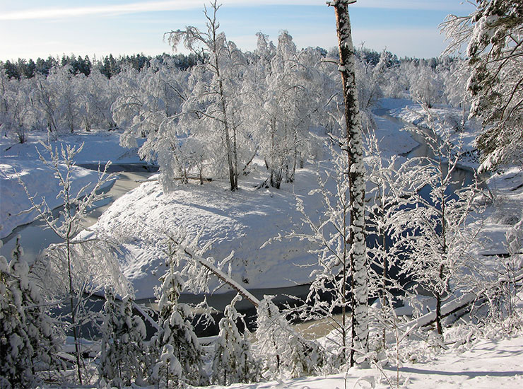 Первый снег. Река Угутка, на берегу которой расположена центральная усадьба заповедника. Фото автора