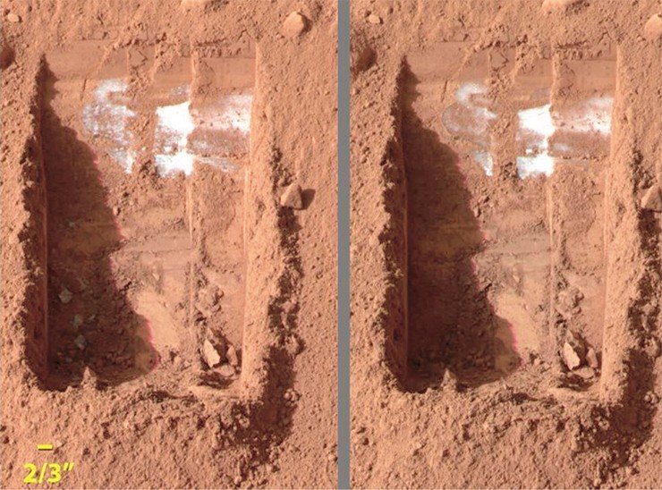 В марсианском грунте под растаявшей летом полярной шапкой было обнаружено белое вещество. Через несколько земных дней очень небольшая его часть растаяла