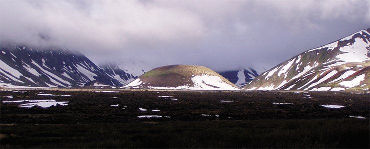 Kropotkin is the largest recent volcano in the Khi-Gol valley. Its crater is 200 m in diameter