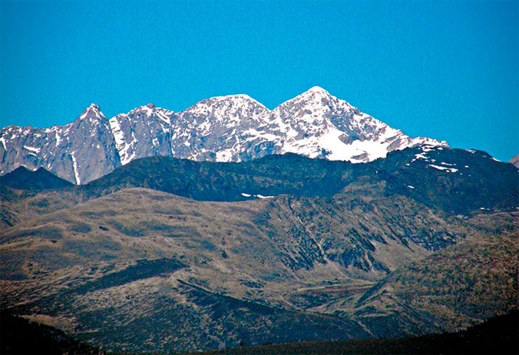 The jagged wall of the Tavan-Bogdo-Ula mountain range, which rises above the valley of Lake Kanas, looks daunting as if its snowy caps could be hiding the cold and forbidden emptiness of the “other world.” The sharp peaks with perennial snowfields form a white wall that closes on the Ukok plateau, a special, sacred place for early nomads. Yet a modern observer, admiring the beauty of the river valley, will hardly think of the things that worried the ancient people