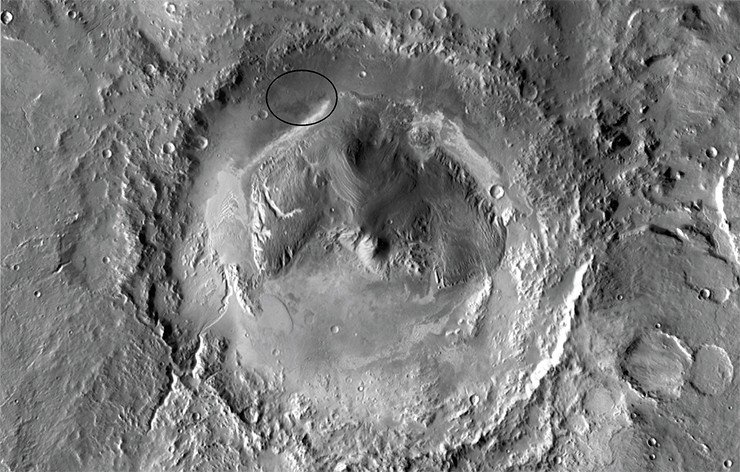 Древний марсианский кратер Гэйл (154 км в диаметре) вблизи экватора в восточном полушарии Марса. Фото КА «Марс Одиссей Орбитер», 2001 г. Кредит: NASA/JPL-Caltech/Arizona State University