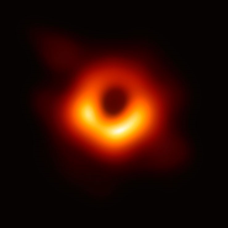 Это первое в истории изображение тени черной дыры (сверхмассивной черной дыры в центре галактики М 87), полученное напрямую в радиодиапазоне с помощью телескопа «Горизонт событий» © Event Horizon Telescope)