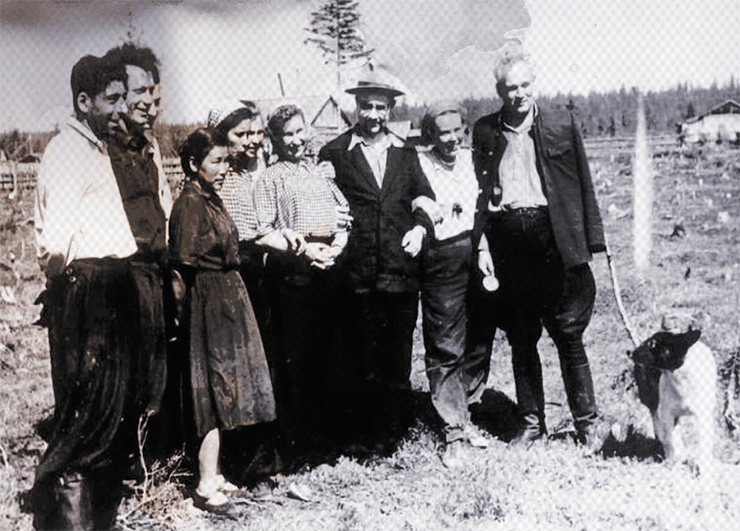 В. С. Соболев (третий справа) с геологами Амакинской экспедици накануне посещения недавно открытой кимберлитовой трубки «Мир» Поселок Крестях, Якутия. Июль, 1955 г.