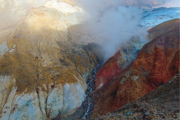 Фумаролы на вулкане Мутновский, извергающие раскаленный газ с пренеприятным запахом