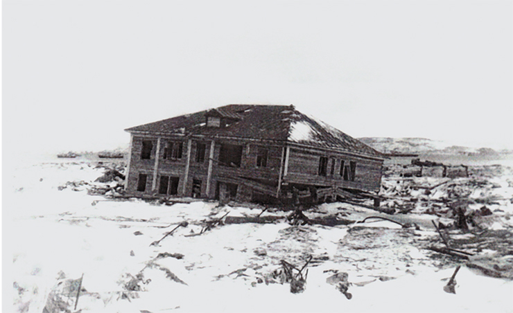Разрушения в г. Северо-Курильске (о. Парамушир) после цунами 5 ноября 1952 г. Высота волн здесь достигала 12–15 м. Через 23 часа цунами достигло побережья Чили, все еще имея высоту до 2 м.