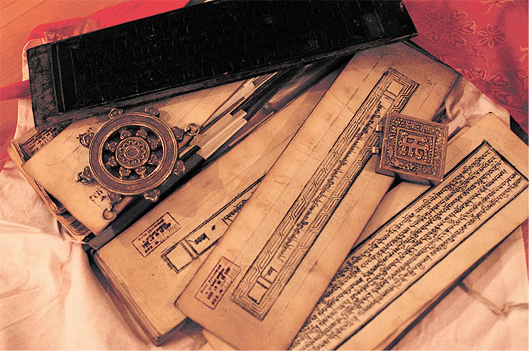 Сброшюрованные книги появились у монголов с XVI–XVII вв. Современные ламы в бурятских дацанах используют тексты на листах узкого и длинного формата
