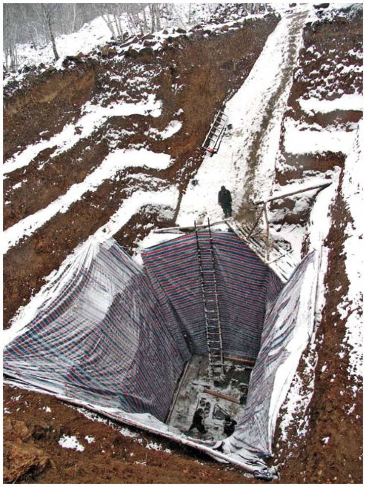 Рис.1. Вид на «замерзшую» могильную яму 20-го кургана (Ноин-Ула).  Начало работ в погребальной камере. 