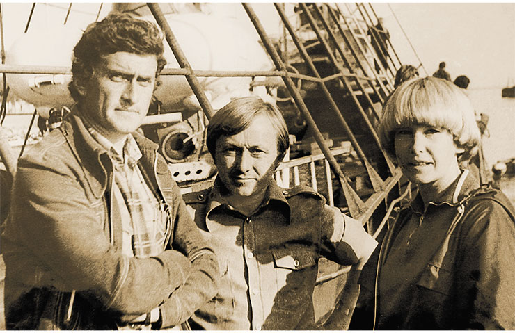 Первое появление аппаратов «Пайсис» на Байкале. В. Фиалков с коллегами на борту баржи-носителя, 1977 г. Фото В. Короткоручко