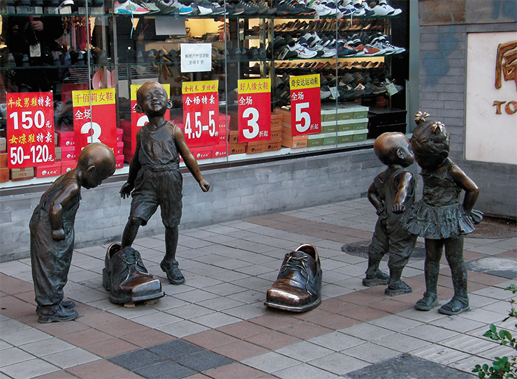 На улице Ванфуцзин, своего рода пекинском Арбате, немало небольших сюжетных скульптурных композиций, являющих прохожим былые странички жизни этого квартала. А эта живая сценка служит и эффектной рекламой обувного магазина