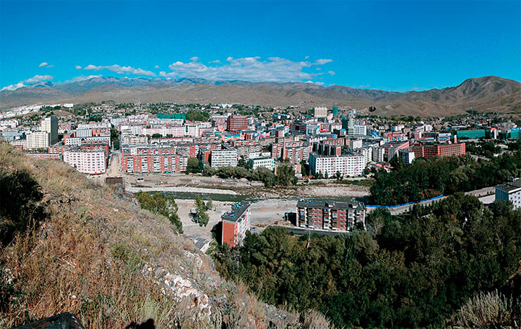 In the north of the Xinjiang Uygur Autonomous Region, there is a city named Altay, the administrative center of the county and prefecture of the same name. In the northwest, the Altay County borders on the Burqin County. The city of Altay serves as a transit point on the way to Lake Kanas, one of the most famous natural attractions in China. The city itself, with a population of about 200,000 people, stretches along the wide valley of the Kelan River, a tributary of the Irtysh
