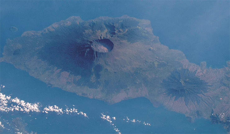 1816 г., после взрыва вулкана Тамбора в 1815 г., стал «годом без лета». Во время этого крупнейшего извержения в истории человечества высота вулкана уменьшилась примерно на треть и образовалась кальдера диаметром 7 км (внизу). © NASA/Christina Koch