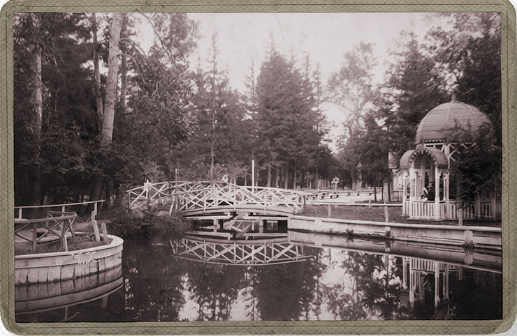 Интендантский сад в Иркутске был организован в 1871 г. на благотворительные взносы на месте естественной рощи, принадлежавшей интендантскому управлению. Public Domain