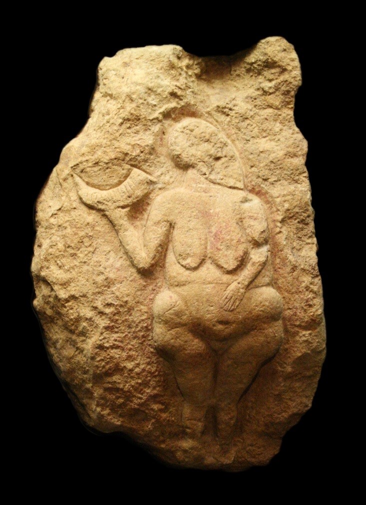 Доисторическое изображение Венеры Лоссельской, вырезанное из камня 18–20 тыс. лет назад. Оригинал хранится в Музее Бордо (Франция). © CC BY 3.0