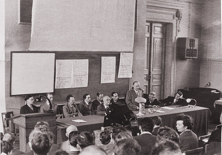 Е. К. Завойский выступает со вступительным словом на Всесоюзном совещании по парамагнитному резонансу. 1 июня 1959 г. Из архива Ю. Н. Молина