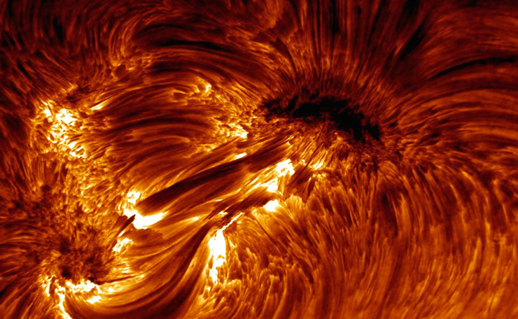 Структура магнитного поля в области солнечного пятна хорошо видна на снимке в линии H⍺. Фото: Solar-B (Hinode, JAXA/NASA/PPARC