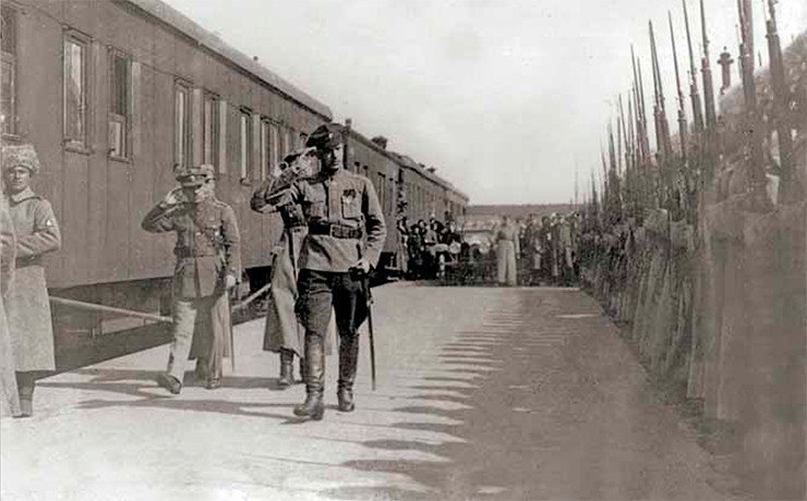 Генерал-лейтенант Р. Гайда на вокзале
