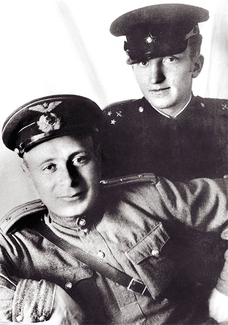 23 июня 1941 г. Андрей Будкер сдал последний госэкзамен. Годы Великой Отечественной войны выпускник физфака МГУ прошел офицером-артиллеристом (справа)