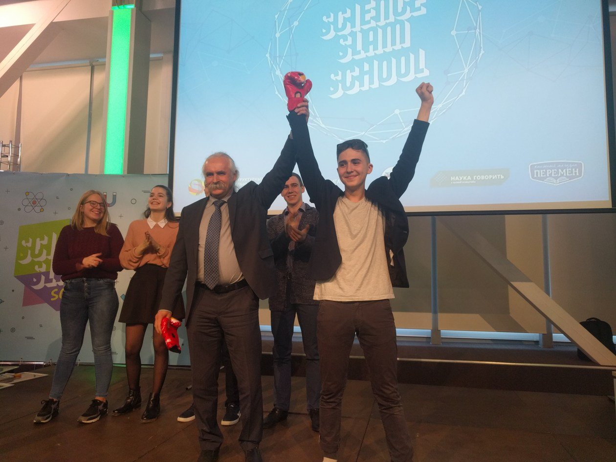 Директор СУНЦ НГУ Н.И. Яворский награждает победителя Science Slam School 