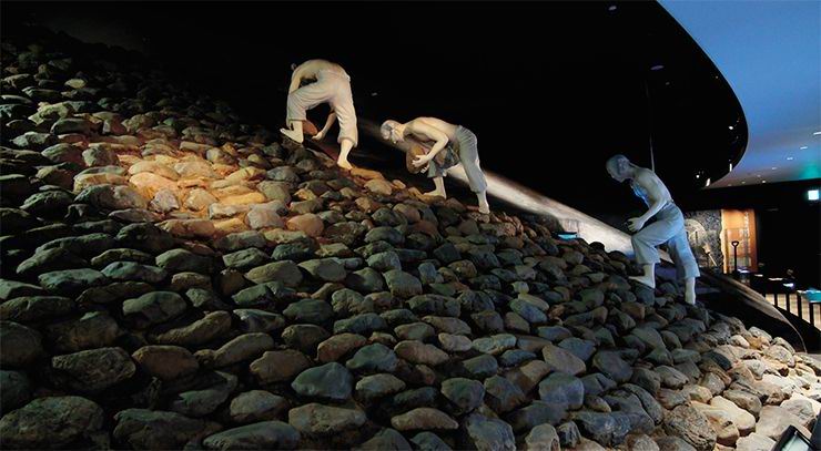 Облицовка насыпи кургана камнями. Реконструкция в музее кургана Имасиродзука, Осака