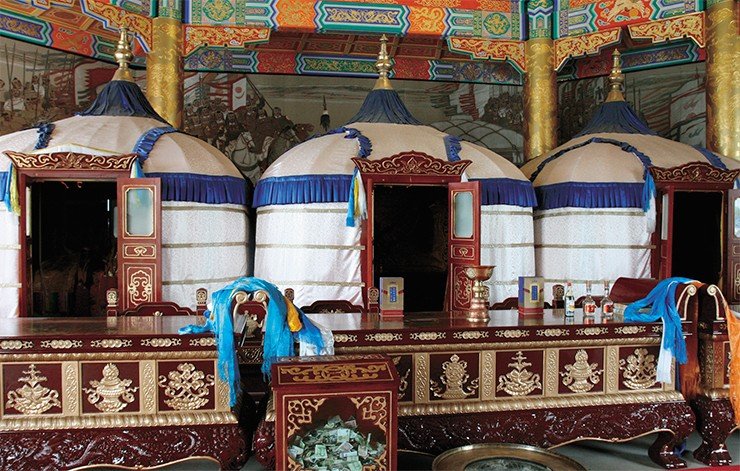 Белые юрты, где хранятся реликвии Чингис-хана, стали сокровенной частью нового мемориального комплекса в Эджэн-Хоро. Фото И. Шимамуры