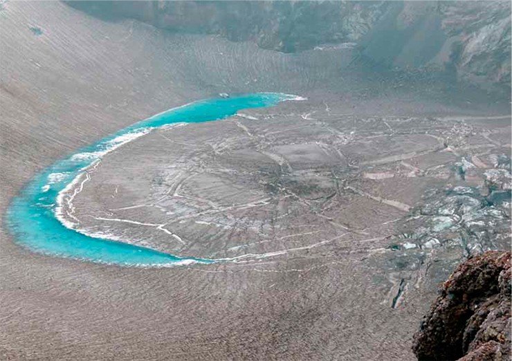 Это застывшее озеро расположено в одном из кратеров вулкана Мутновский, входящего в единую магматическую систему с вулканом Горелый